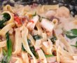 Tagliatelle in sos cremos de smantana cu bacon si creveti-4