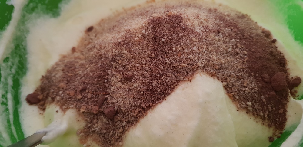 Desert prajitura insiropata cu ciocolata si crema de mascarpone