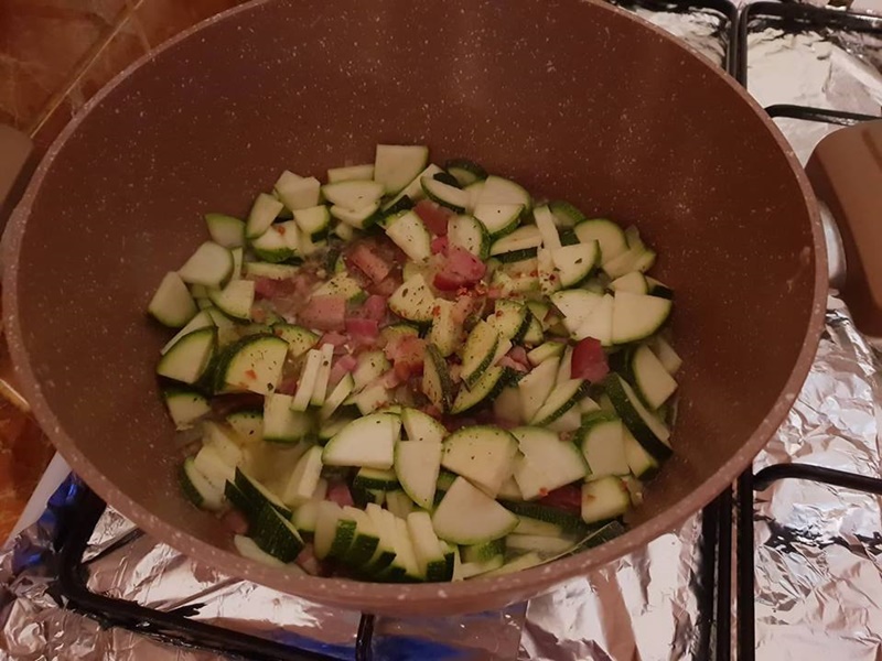 Dovlecei zucchini cu ciolan afumat si pancetta