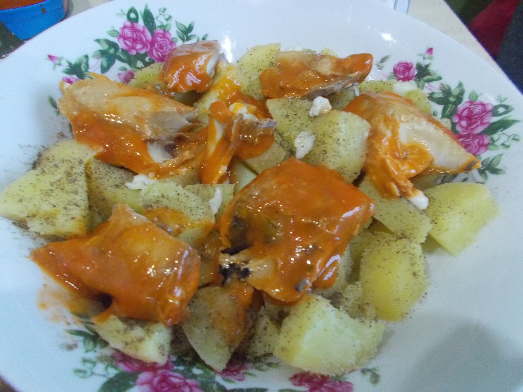 Salata de cartofi, cu file de macrou in sos tomat