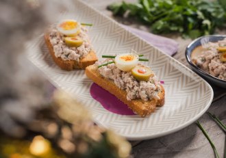 Aperitive crostini cu pasta de ton