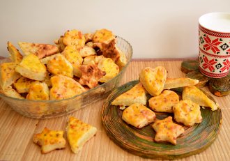 Aperitiv biscuiti sarati cu cascaval afumat si bere cu ghimbir