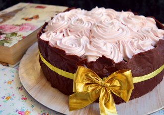 Desert tort cu ciocolata si aroma de trandafiri
