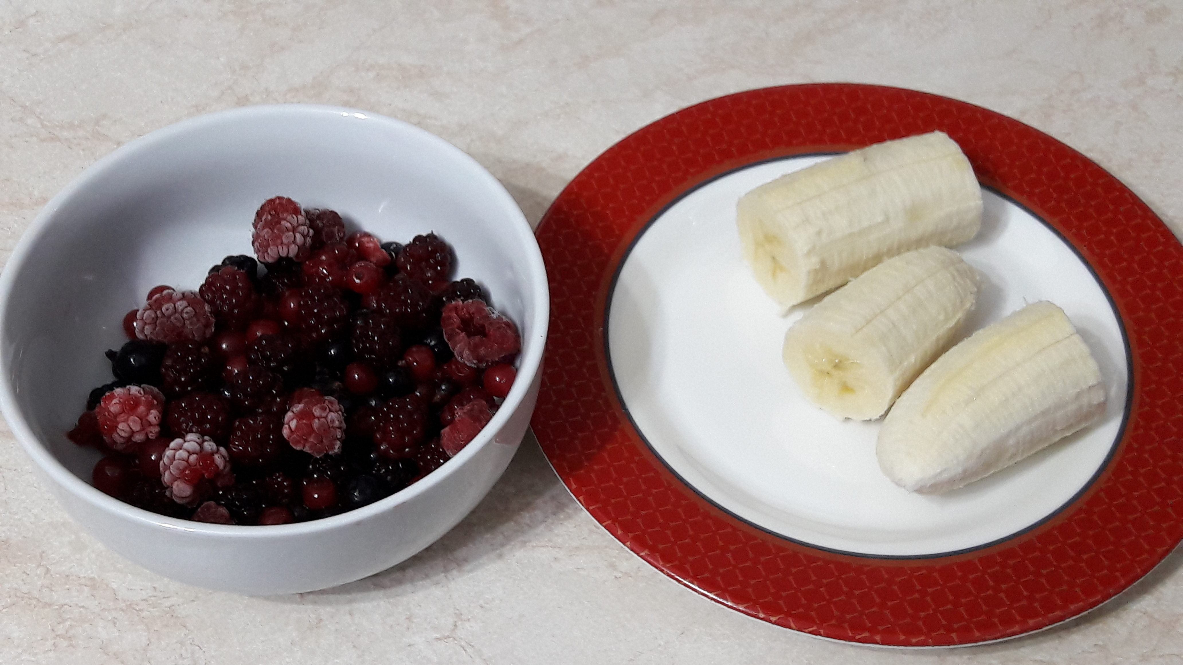 Smoothie cu fructe de padure, banane si iaurt