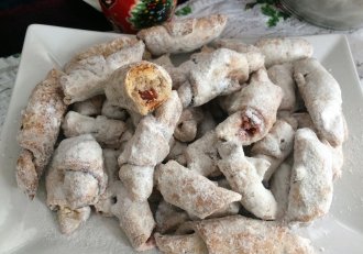 Desert cornulete cu branza si nuca