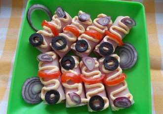 Aperitiv rulouri de jambon, umplute cu branza