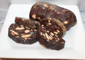 Desert salam de biscuiti cu cacao, nuca, rahat si stafide