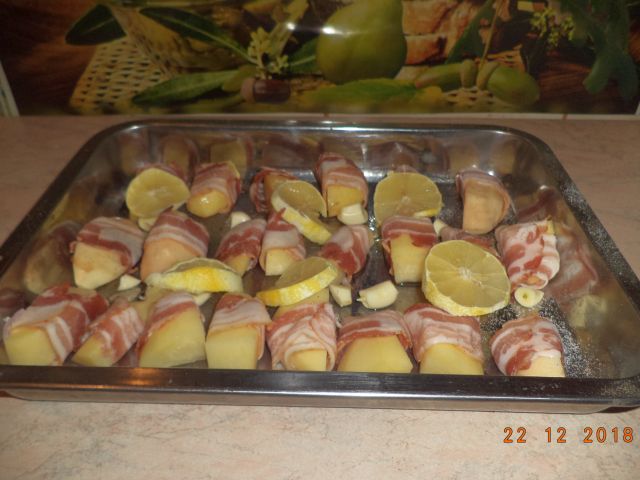 Cartofi inveliti in mantie de bacon