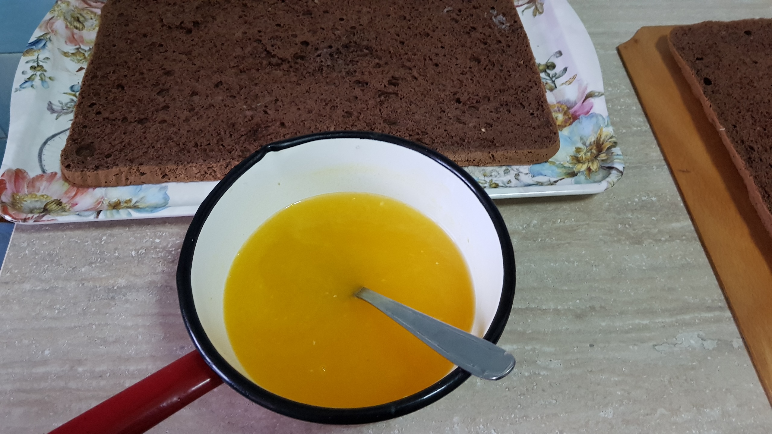 Tort cu crema de ciocolata, nuca si aroma de portocale