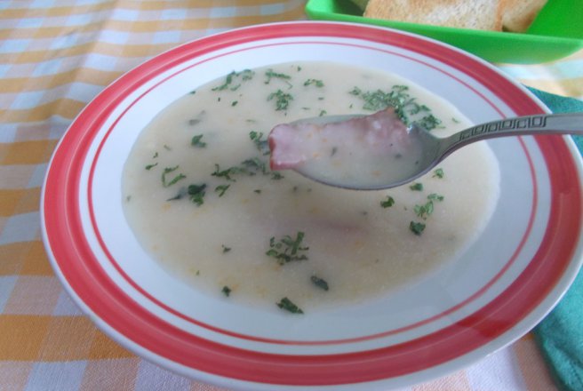 Supa crema de cartofi, cu smantana, unt si afumaturi