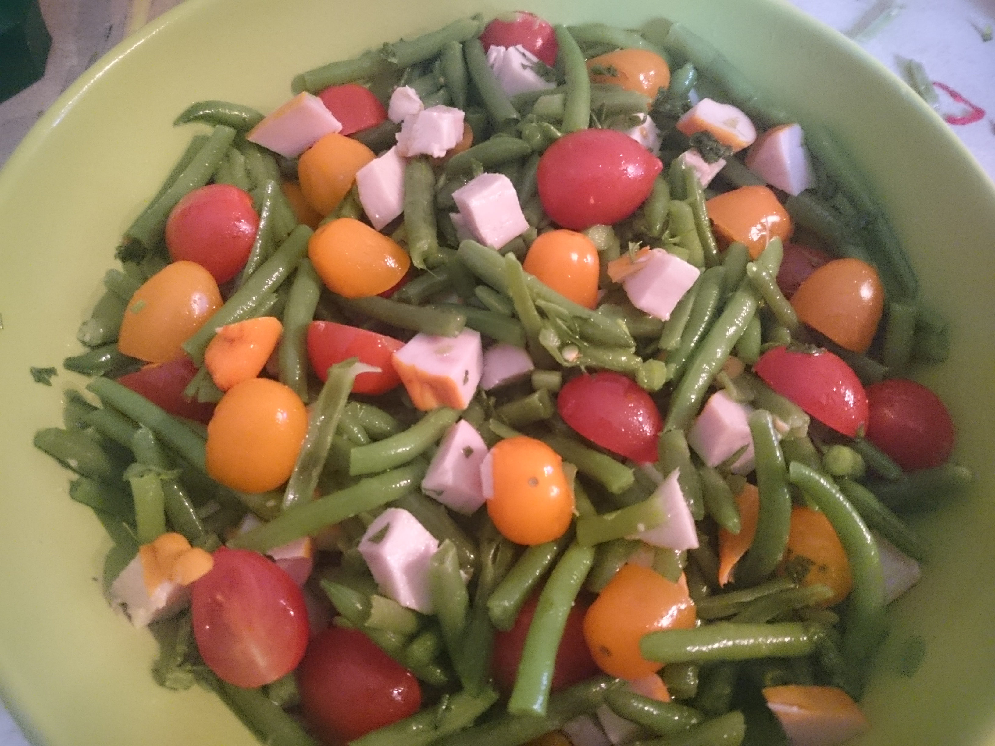 Salata de fasole verde cu piept de pui afumat