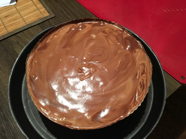 Desert tort cu mousse de ciocolata si visine