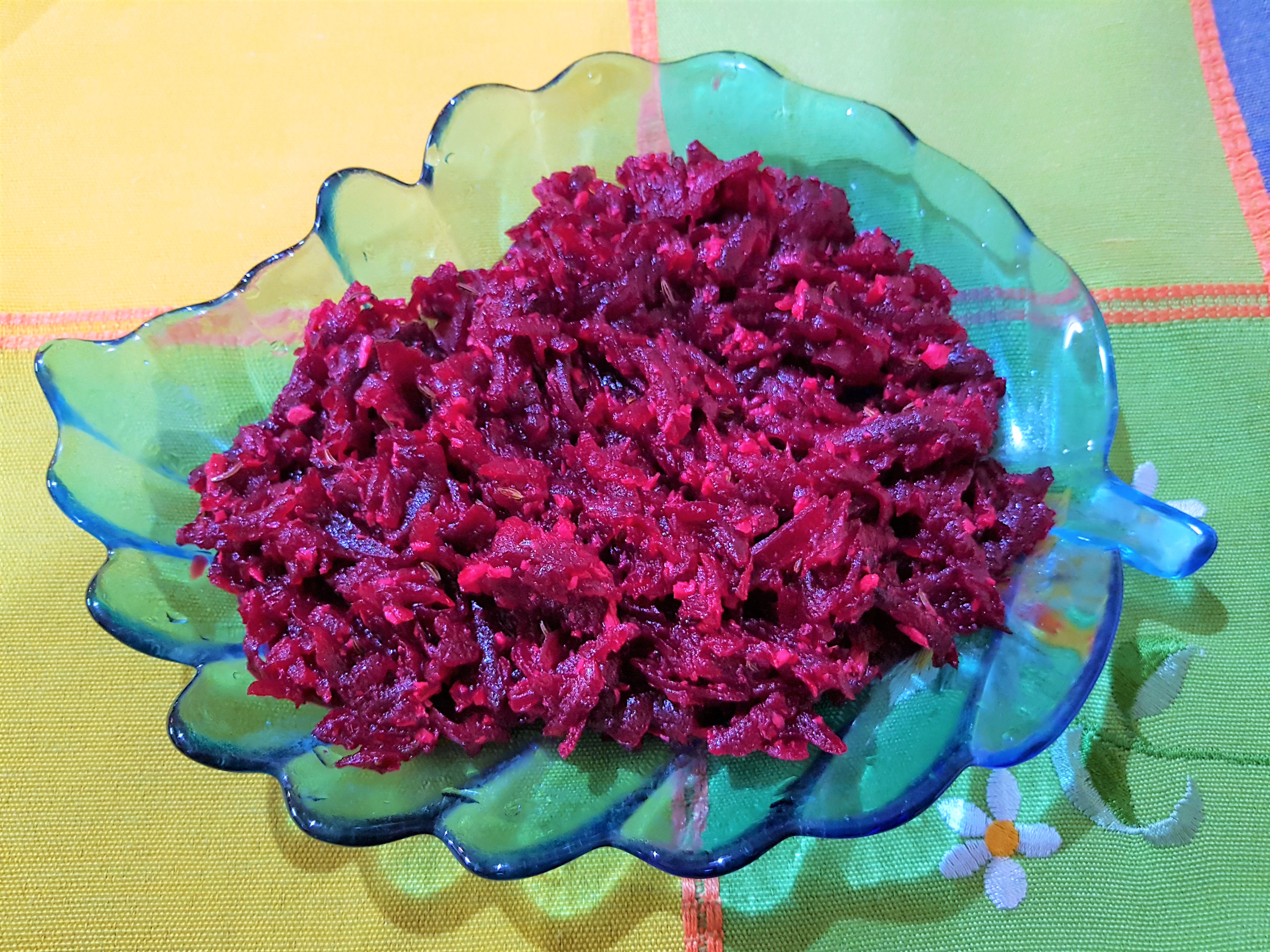 Salata proaspata de sfecla rosie cu hrean si chimen