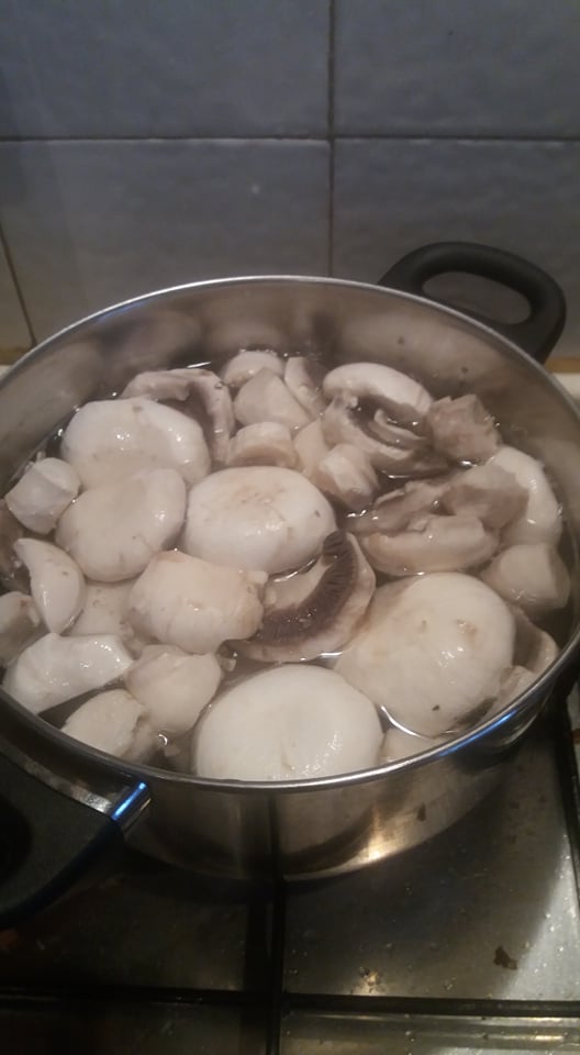 Ciuperci cu sos de usturoi