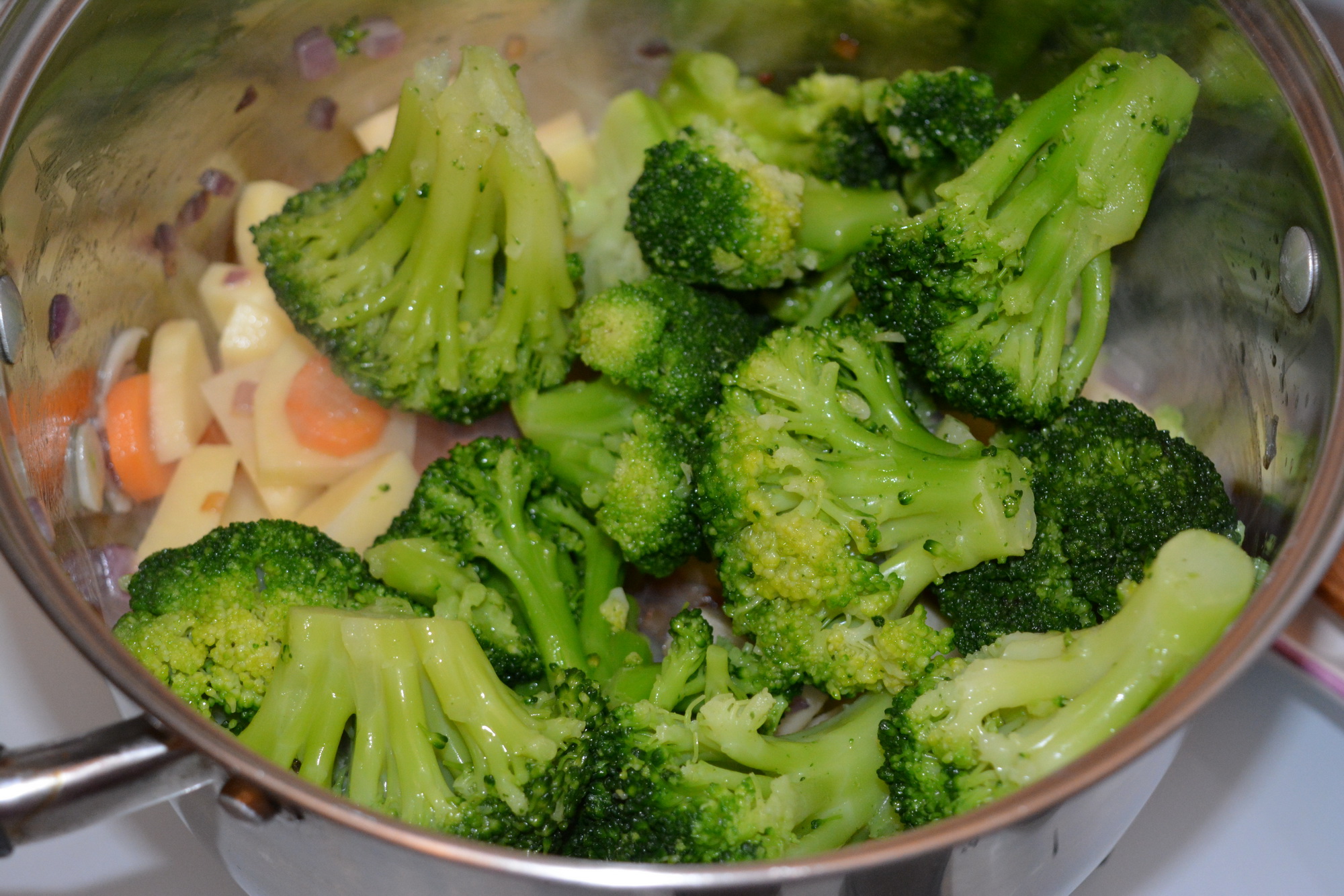 Crema de broccoli cu seminte de dovleac, crutoane si pesto din menta