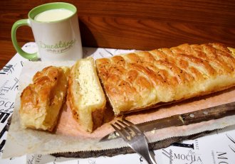 Aperitiv placinta impletita, cu branza sarata