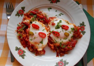 Aperitiv Shakshouka (Ochiuri in sos condimentat de rosii)