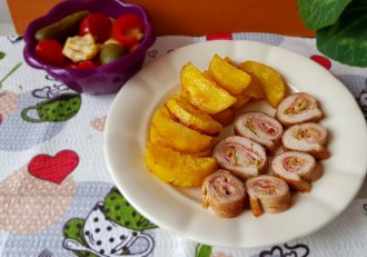 Rulouri de curcan, umplute cu sunca, cascaval si masline