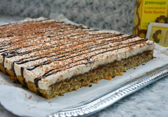 Desert prajitura cu crema mascarpone, piure de castane si nuci