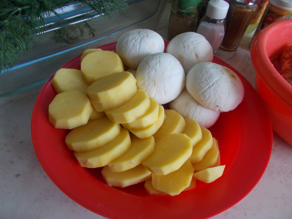 Pulpe de pui pe pat de ciuperci si cartofi, la cuptor