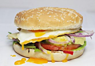 Burger cu avocado si ou