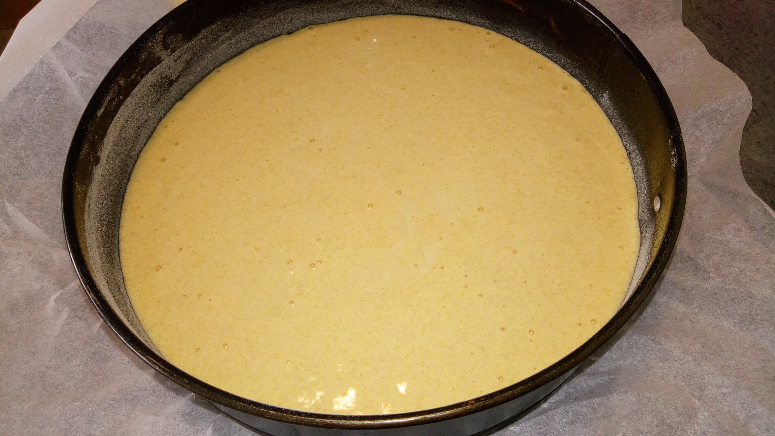 Desert tort cu mousse de vanilie si piure de zmeura