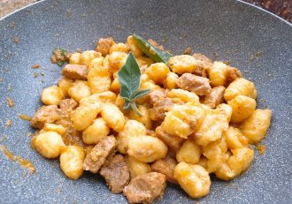 Tocana de gnocchi cu carne de porc