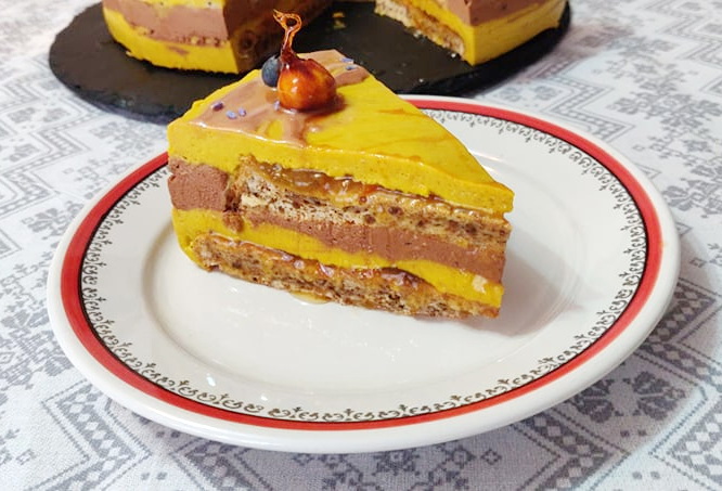 Desert tort cu mousse de mango si ciocolata