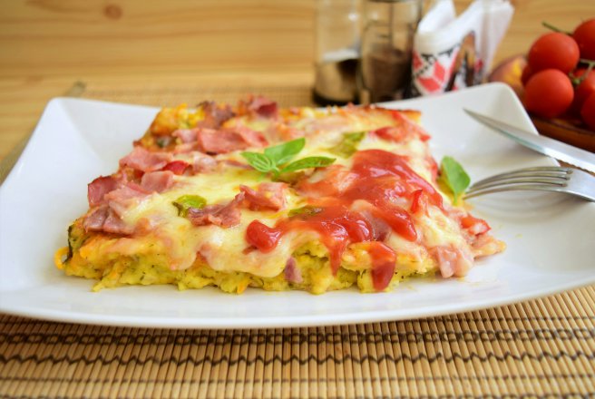 Pizza cu blat de dovlecel si branza