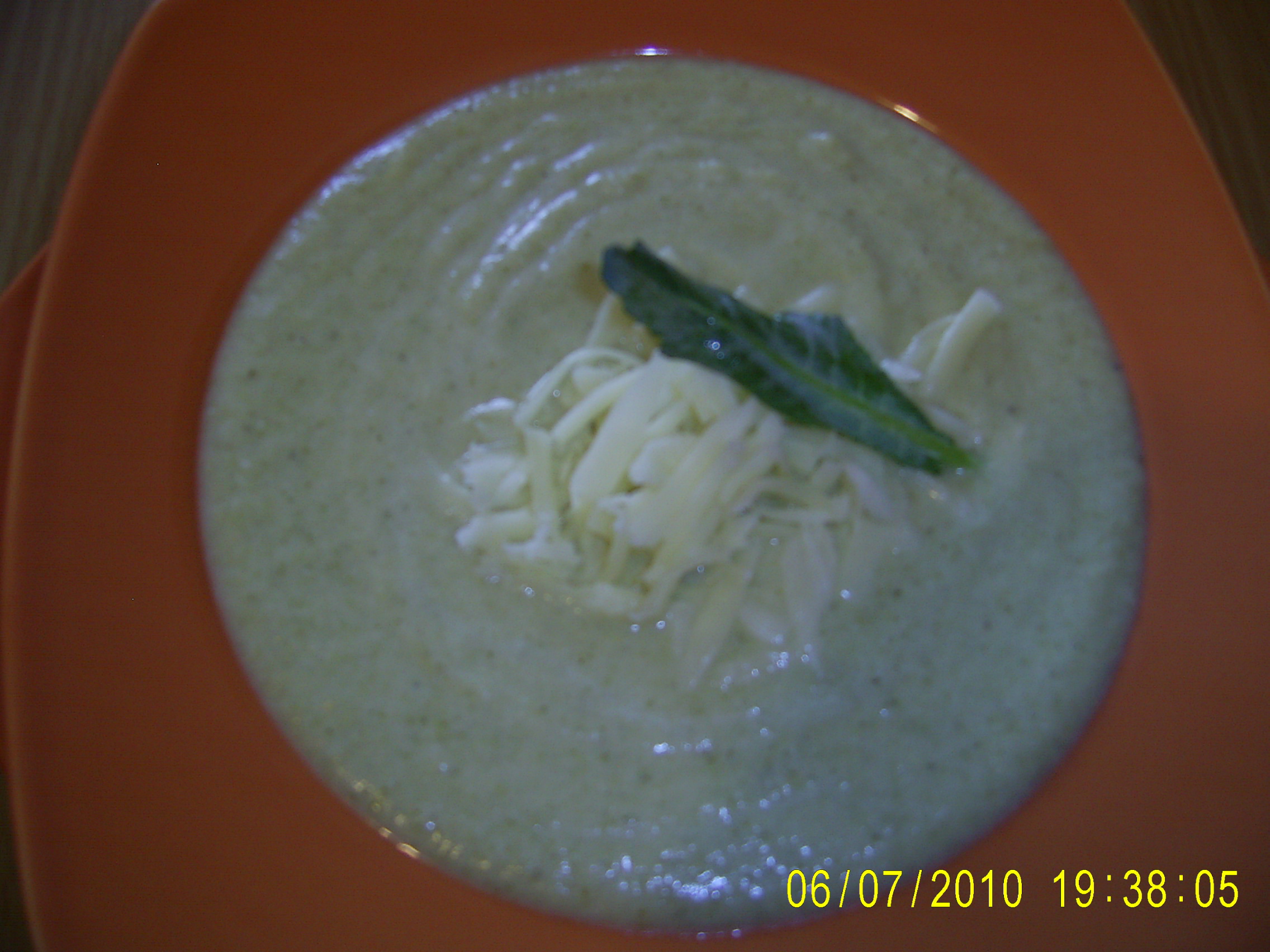 Supa-crema de broccoli cu cascaval