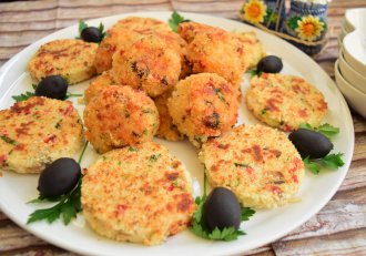 Aperitiv chiftele de orez cu piept de pui si cascaval