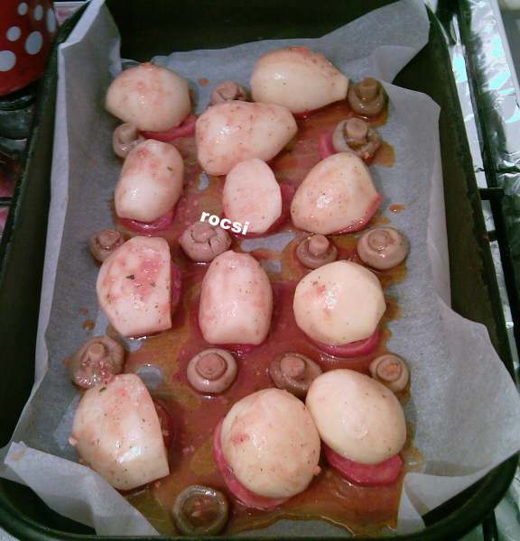 Cartofi noi pe pat de rosii la cuptor