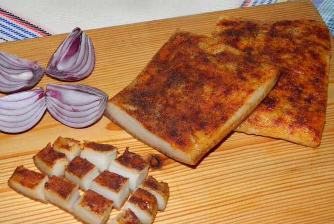 Slanina fiarta in moare cu piper si boia
