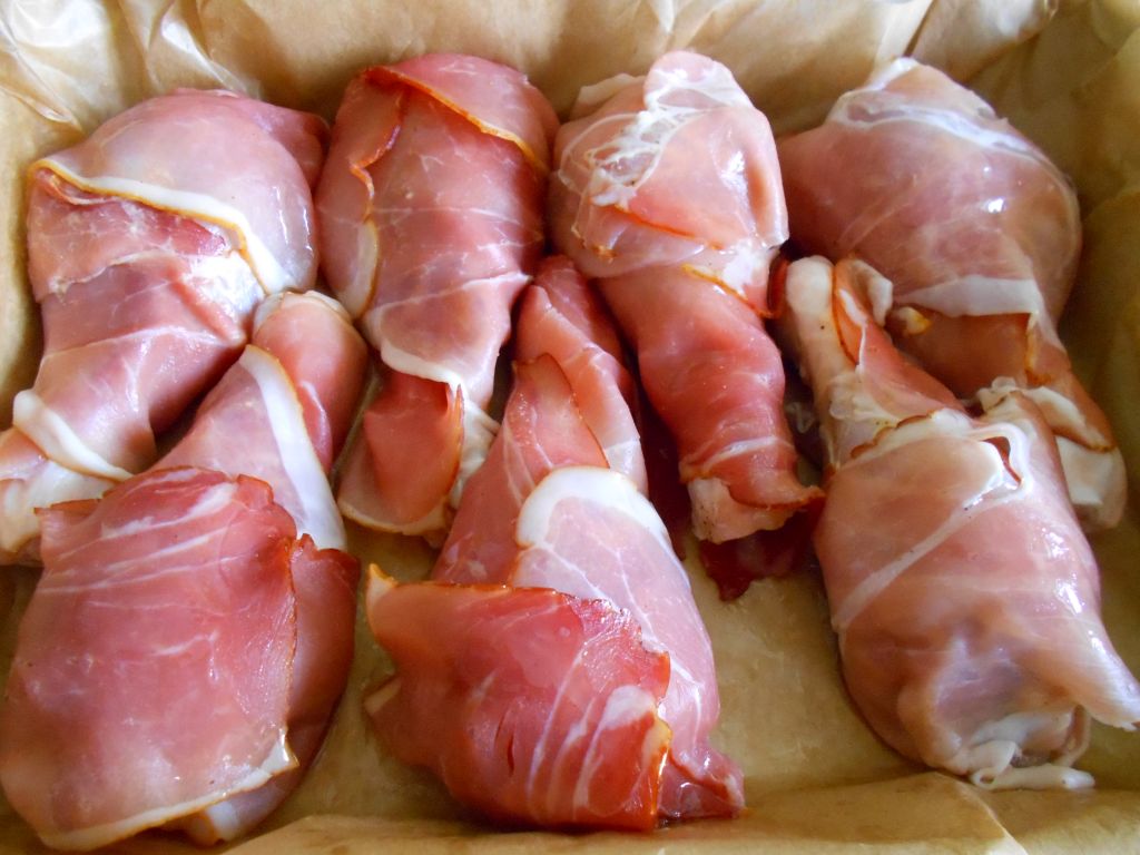 Copanele de pui invelite in bacon, la cuptor