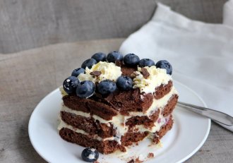Desert tort cu piscoturi, crema de vanilie si fructe de padure