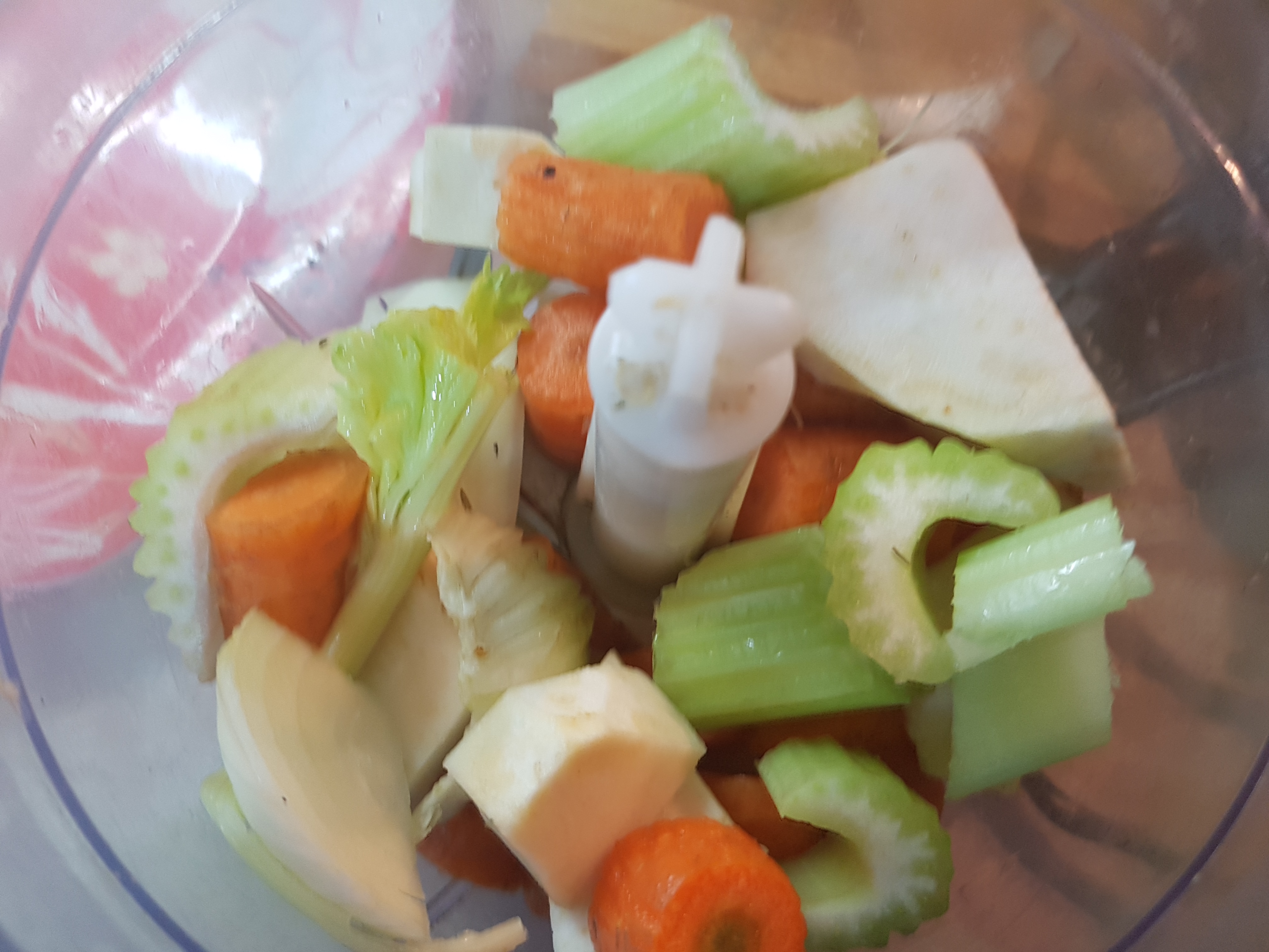 Supa de salata verde cu iaurt si codita de purcel afumat