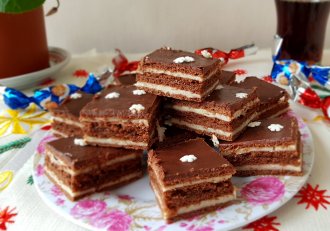 Desert foi de cacao cu crema de vanilie si gem de caise