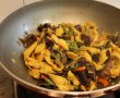 Spaghete cu piept de pui, legume si ciuperci chinezesti-3