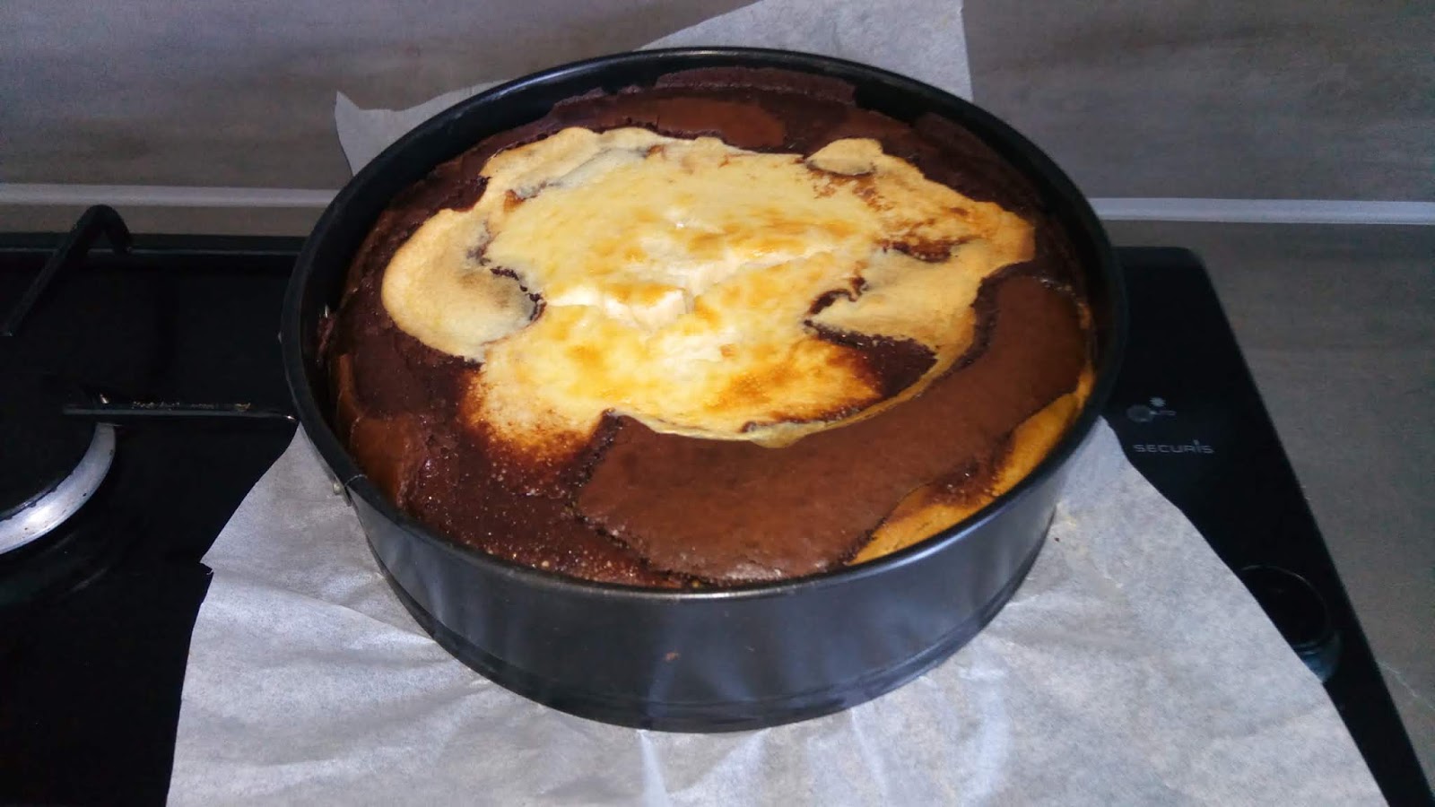 Desert cheesecake cu aroma de vanilie si blat ciocolatos