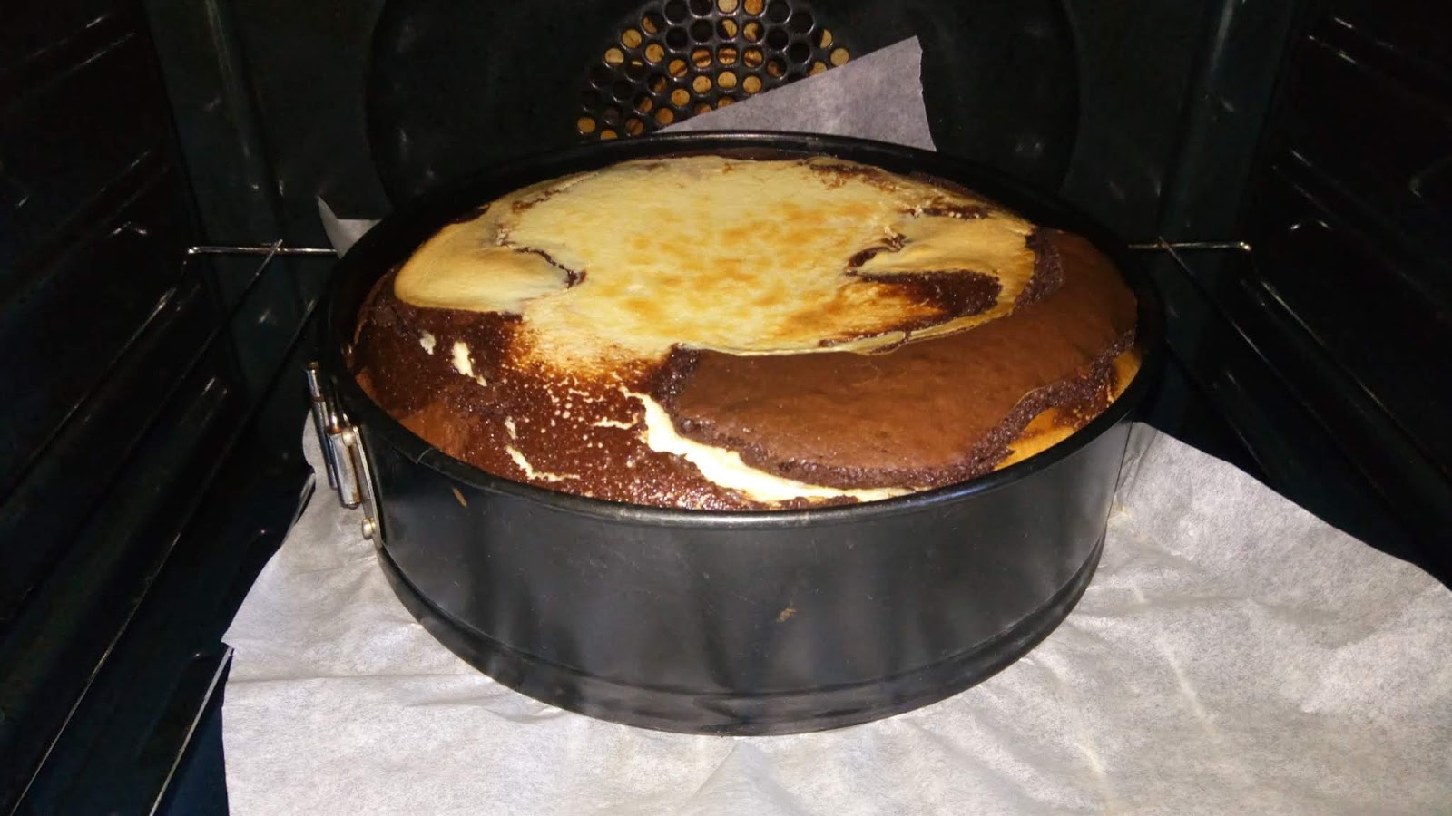 Desert cheesecake cu aroma de vanilie si blat ciocolatos