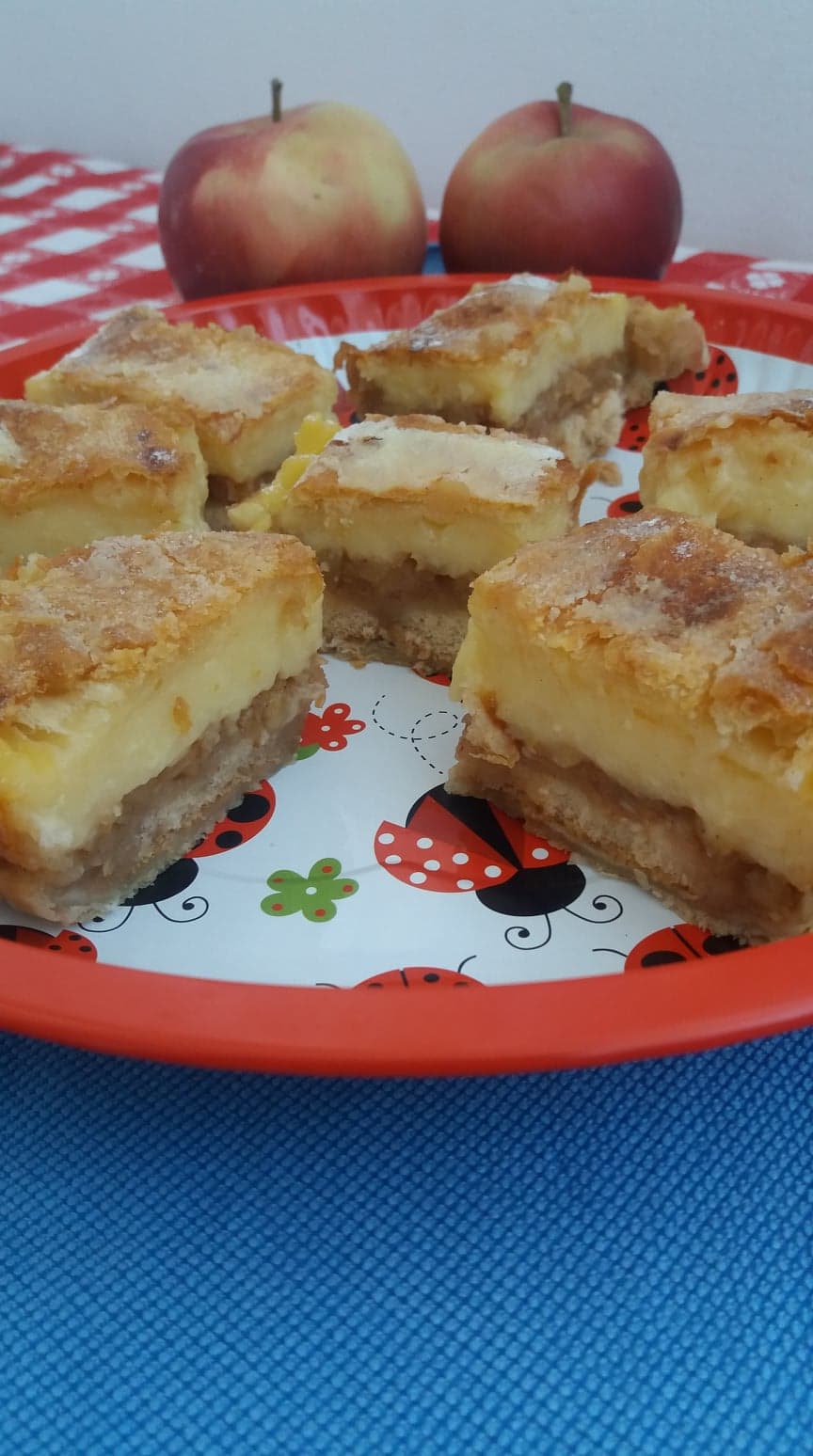 Desert prajitura cu mere, budinca si foietaj