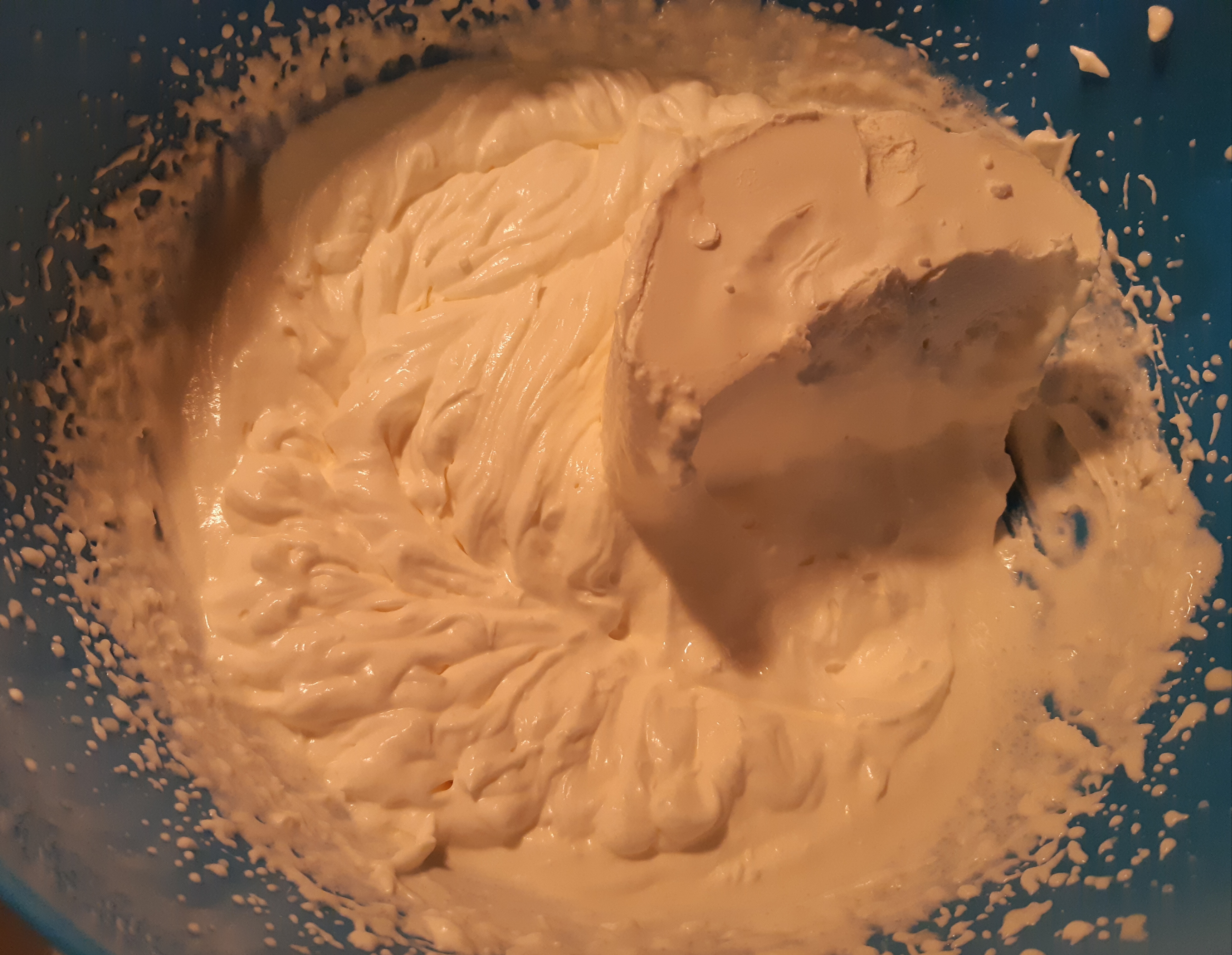 Desert tort cu crema de zmeura si glazura de ciocolata