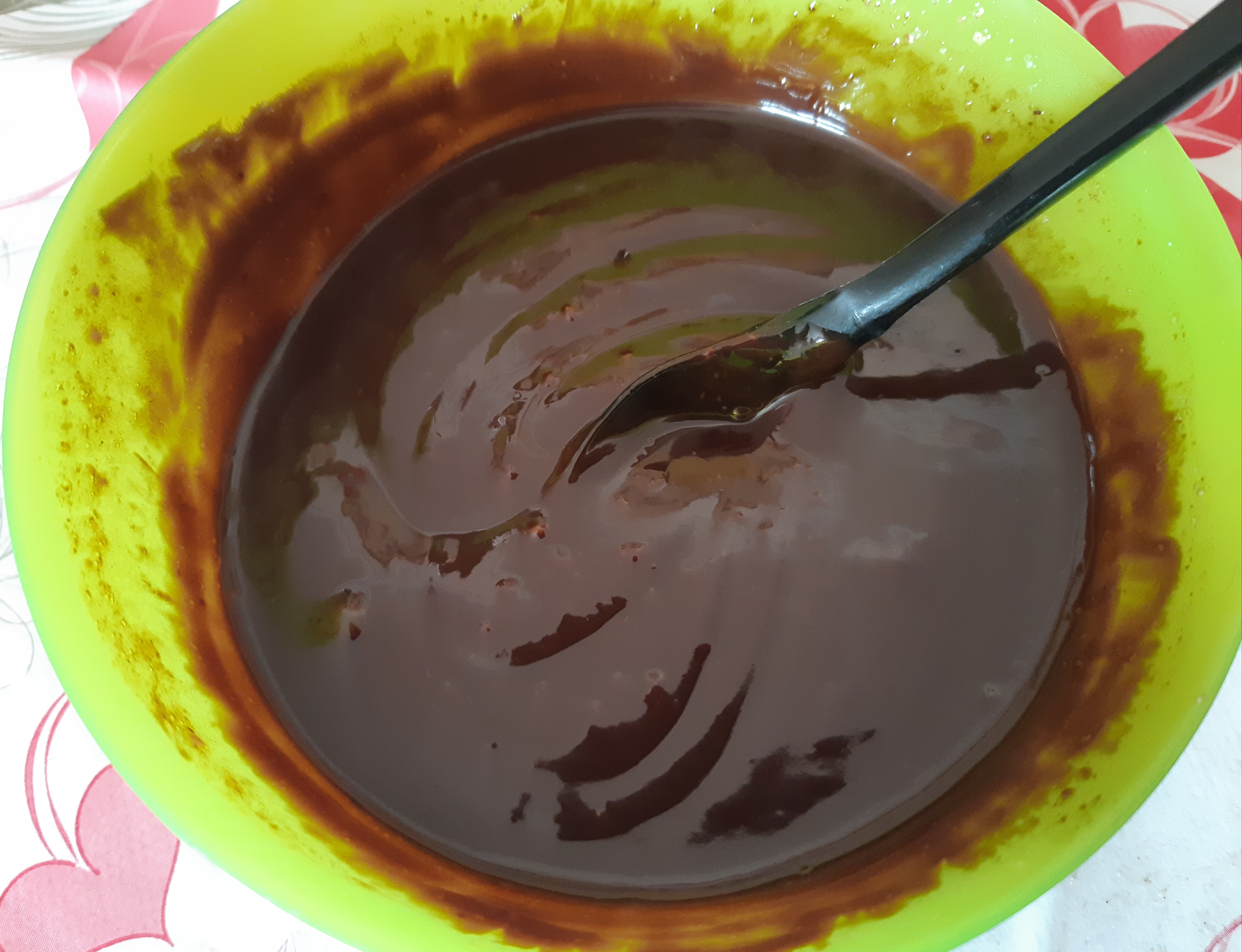 Desert tort cu crema de zmeura si glazura de ciocolata