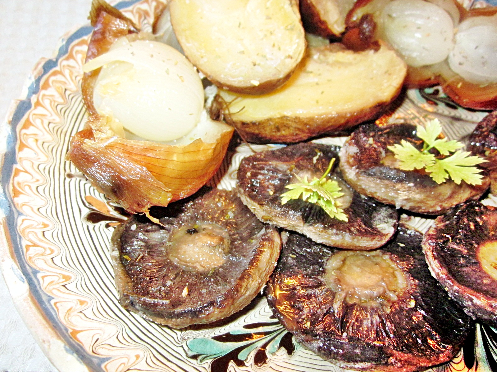 Cartofi, ceapa si ciuperci coapte in jar