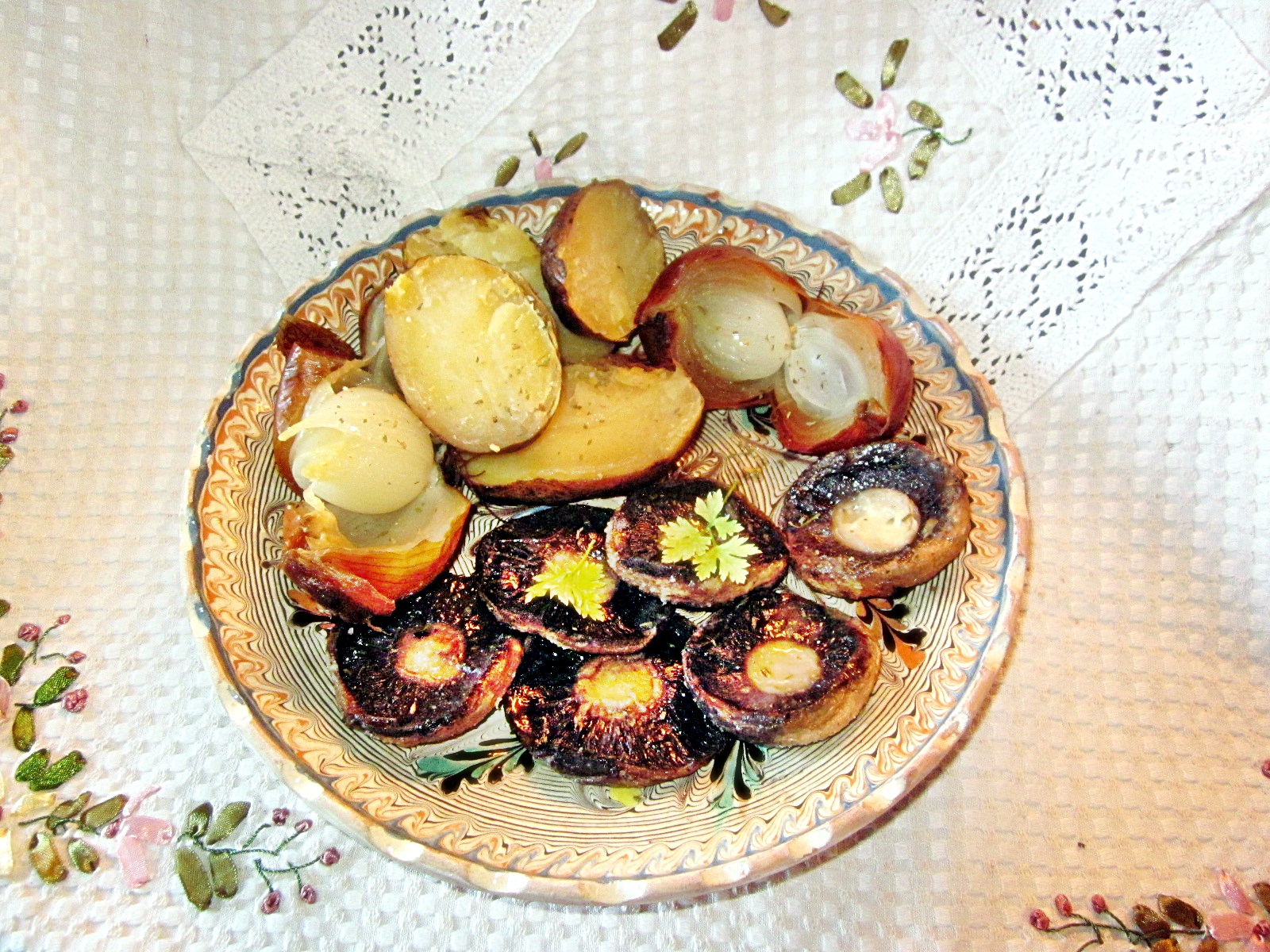 Cartofi, ceapa si ciuperci coapte in jar