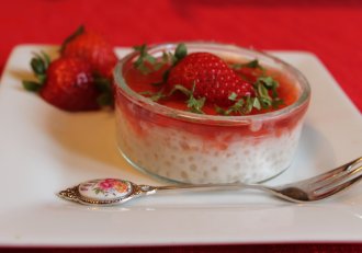 Desert budinca din perle de tapioca cu dulceata de capsuni
