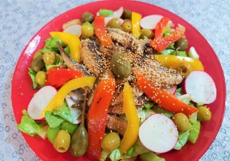 Salata cu sardine afumate si ardei copt marinat