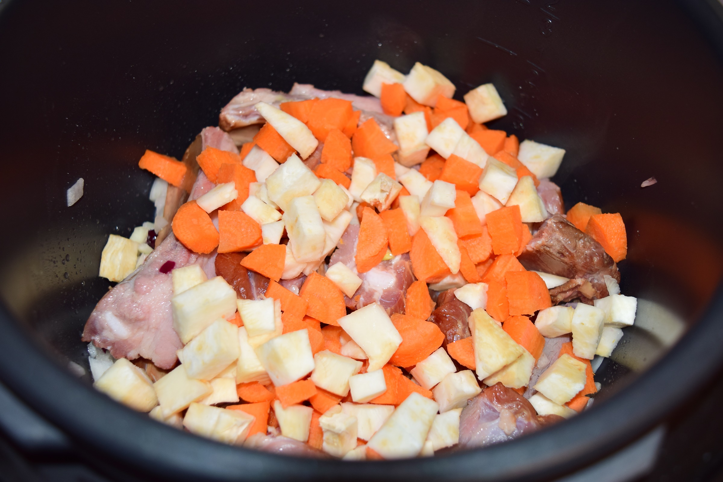 Mancare de cartofi cu afumatura de porc la Multicooker Crock-Pot Express cu gatire sub presiune