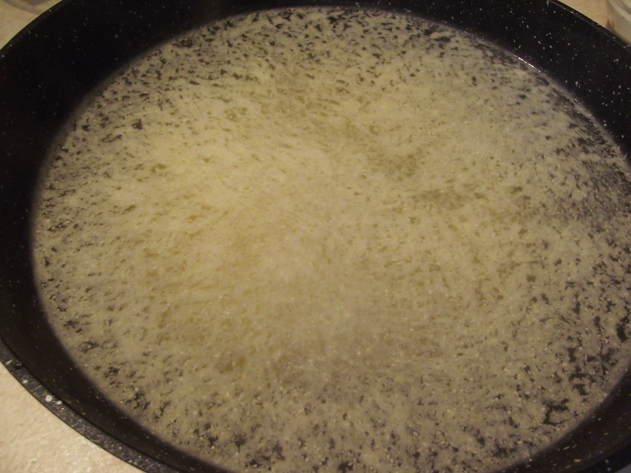 Mamaliguta cu busuioc si parmezan preparata la wok