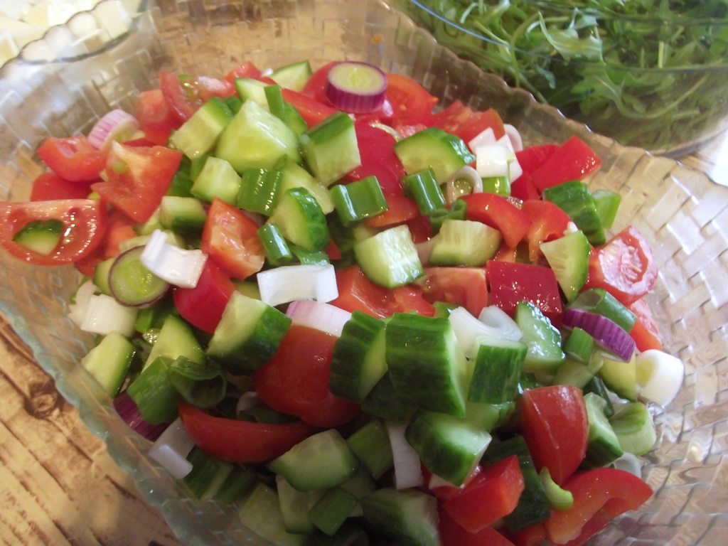 Salata de legume cu quinoa alba si branza